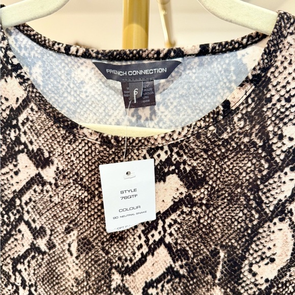 French Connection NWT Snake Print Short Sleeve Elevated Basic Top- Size Small - Picture 3 of 6